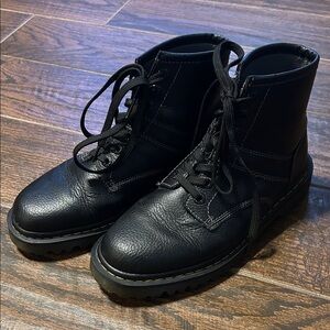 Dr. Martens Roseland Black Air Cushioned Soles – Men’s US 8 / Women’s US 9